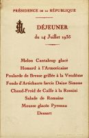 Déjeuner du 14 juillet 1935<br />Présidence de la République<br /><br />Melon Cantaloup glacé<br />Homard à l‘Armoricaine<br />Poularde de Bresse grillée à la Vendôme<br />Fonds d‘Artichauts farcis Daine Simone<br />Chaud-Froid de Caille à la Rossini<br />Salade de Romaine<br />Mousse glacée Pyrenna<br />Dessert